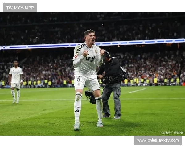 皇马vs塞尔塔小球迷冲入场内索要签名，保安暖心护送